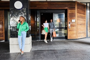 Property entrance - Hotel Derek (Houston)