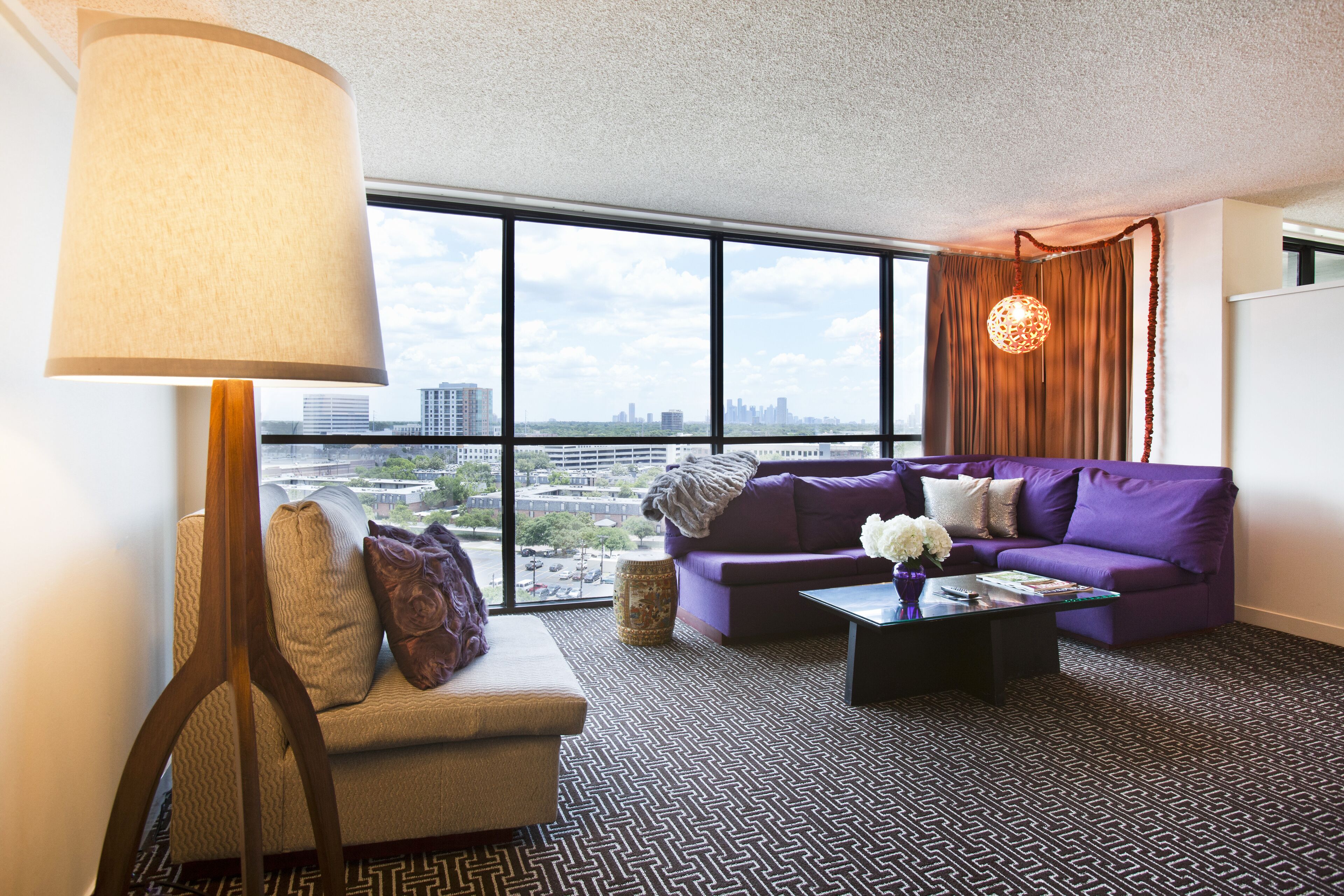 套房, 1 张特大床, 阳台, 城市景观 | 埃及棉床单、高档床上用品、羽绒被、加厚床垫