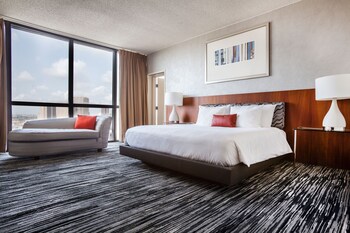 Egyptian cotton sheets, premium bedding, down comforters, pillowtop beds at Hotel Derek