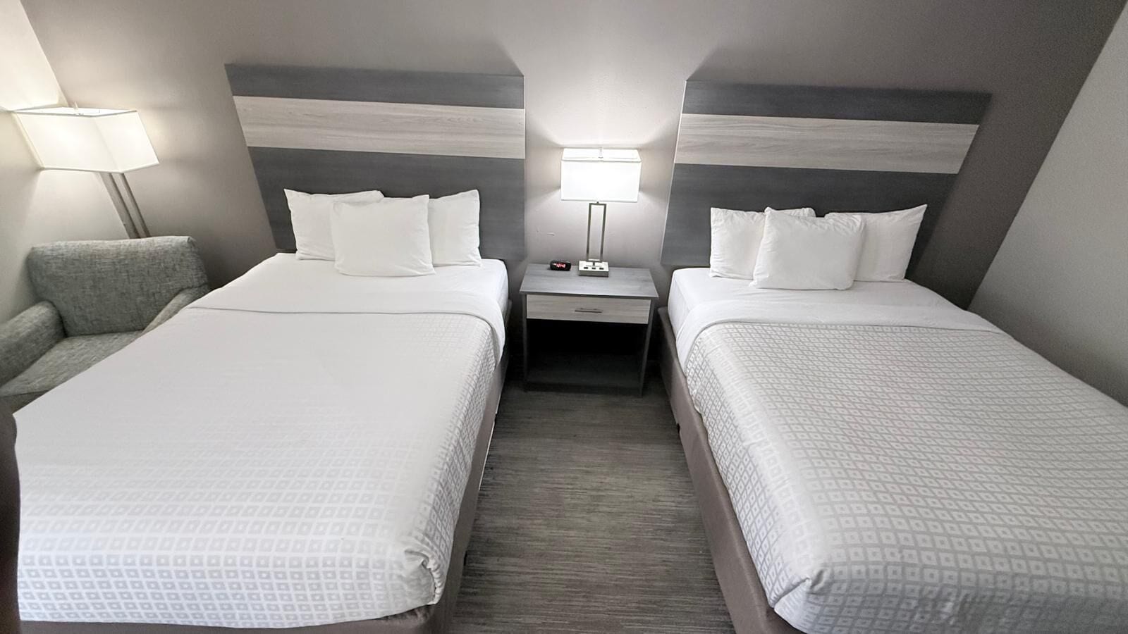 标准房, 2 张大床, 无烟房 | 办公桌、笔记本电脑工作区、遮光窗帘 、隔音