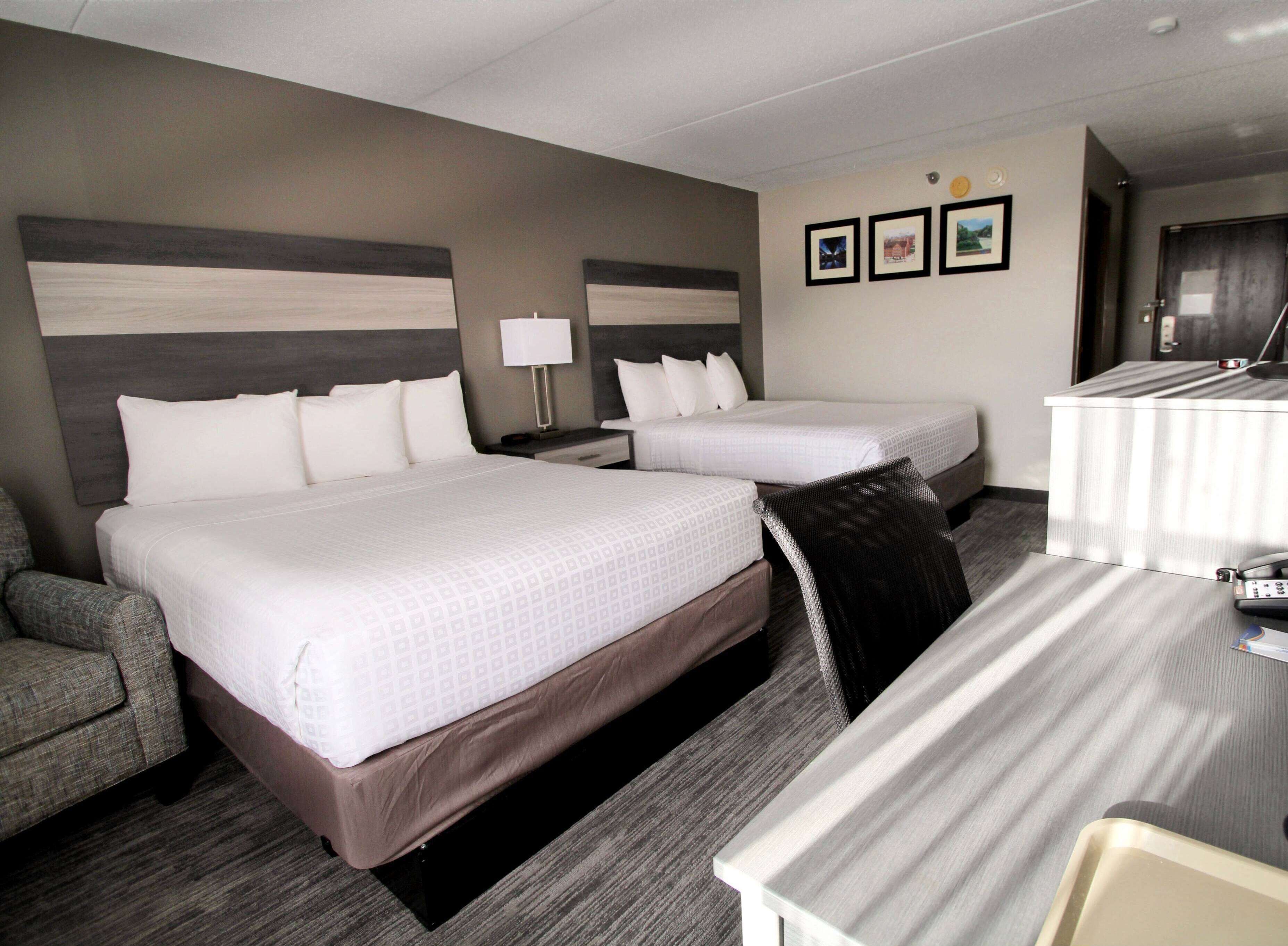 مكتب ومساحة عمل للكمبيوتر المحمول وستائر تعتيم وتجهيزات عازلة للصوت