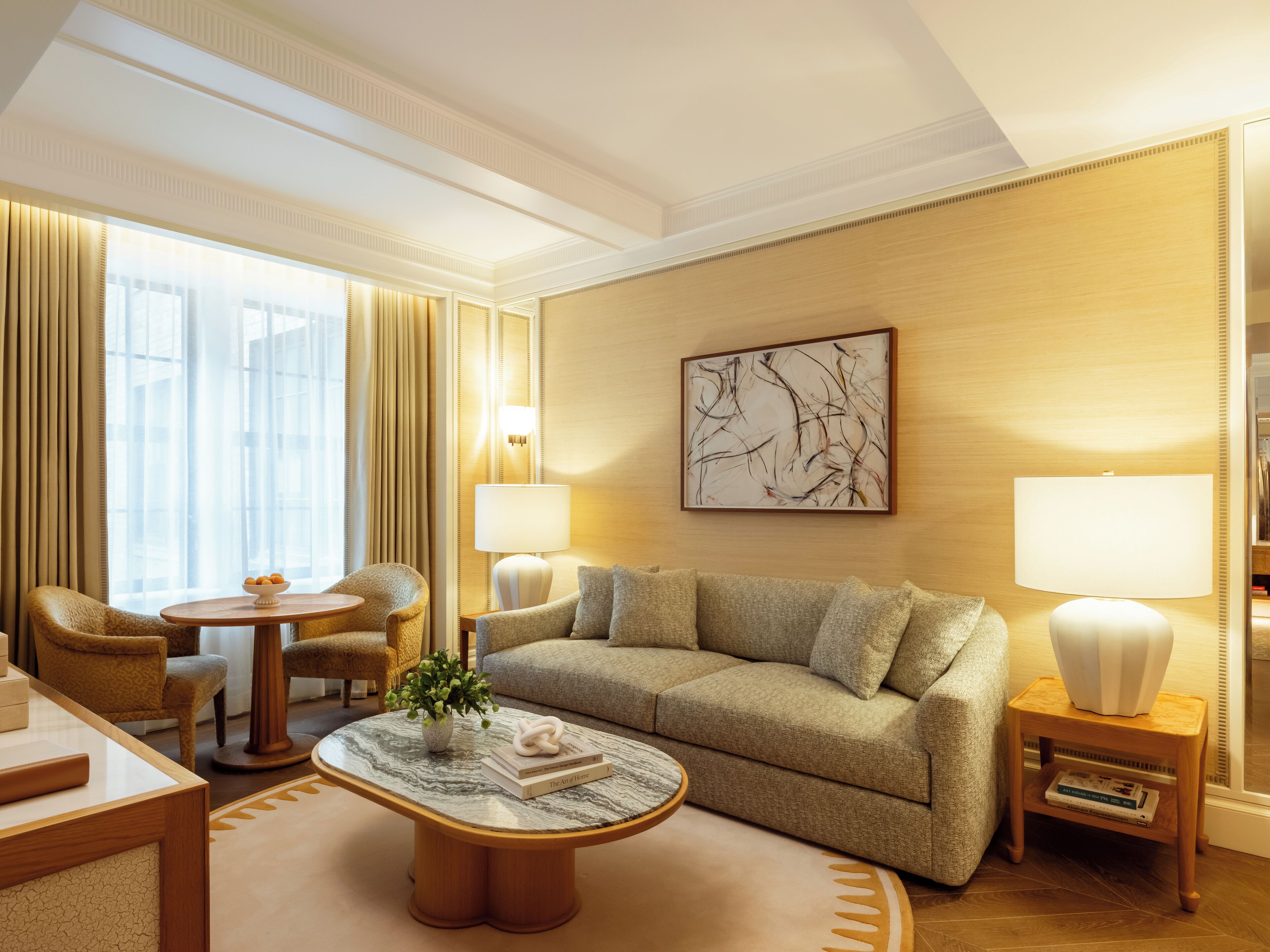 Suite – junior | Oppholdsområde | En 55-tommers LCD-TV med kabel-kanaler samt TV