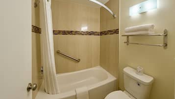 Combined shower/tub, free toiletries, hair dryer, towels