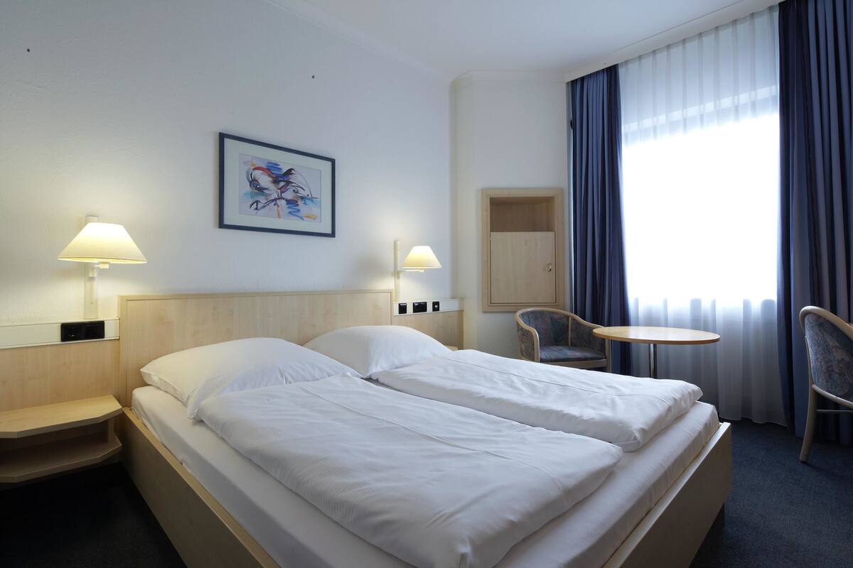 Széf a szobában, íróasztal, sötétítőfüggöny és hangszigetelés