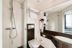 Douche, séchoir à cheveux, serviettes fournies
