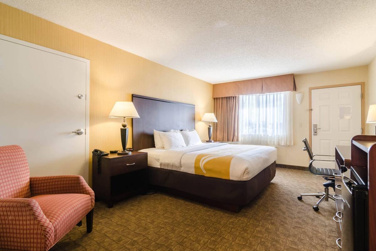 Escritorio y espacio para trabajar con laptop