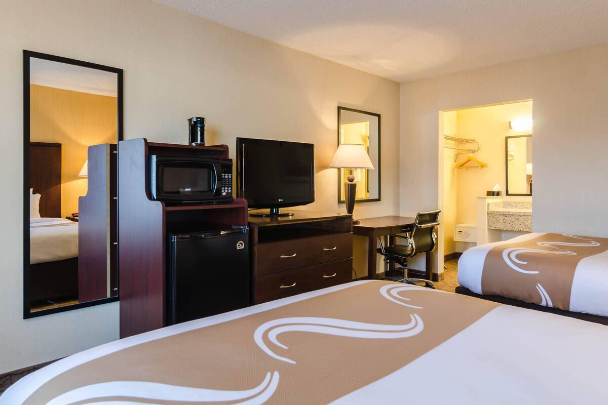 Escritorio y espacio para trabajar con laptop