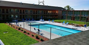 Una piscina al aire libre de temporada