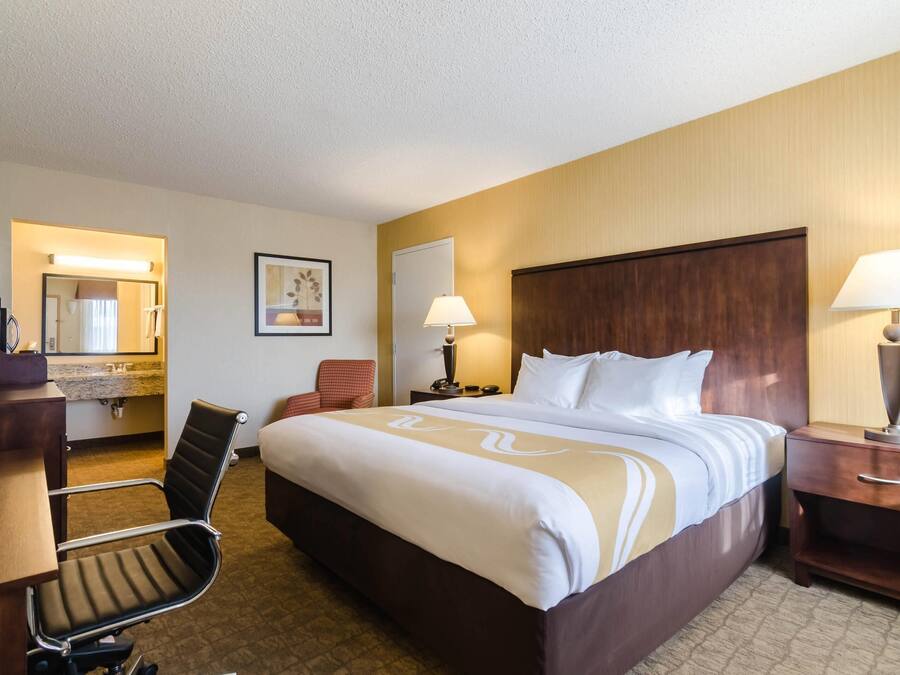 Escritorio y espacio para trabajar con un portátil