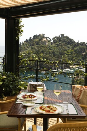 2 restaurants, breakfast, lunch, dinner served; Italian cuisine 