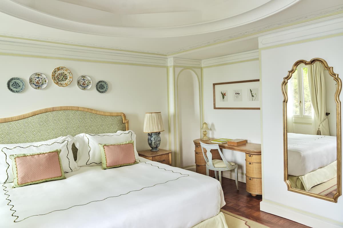 Room, Garden View | Hypo-allergenic bedding available, down comforters, minibar
