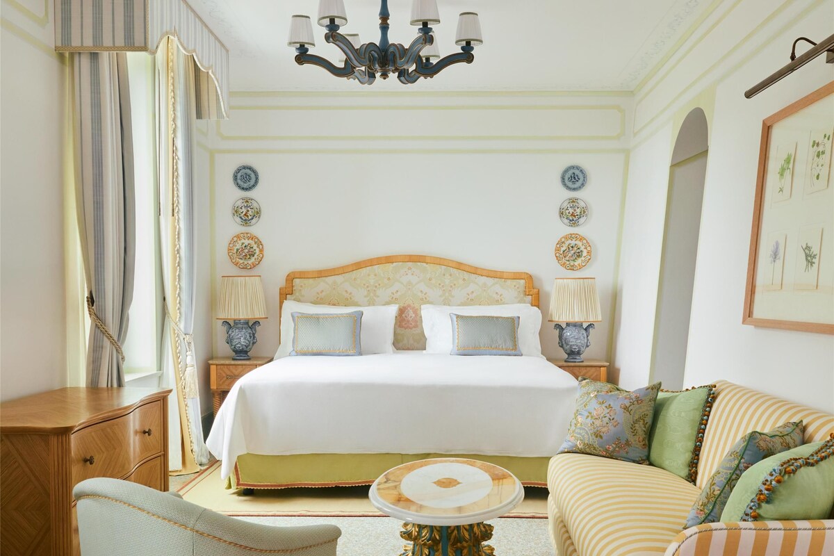 Junior Suite (Baratta) | Hypo-allergenic bedding available, down comforters, minibar