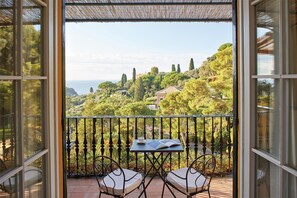 套房, 海景 (Balcony or Terrace) | 1 多间卧室、防过敏的被褥、羽绒被、迷你吧