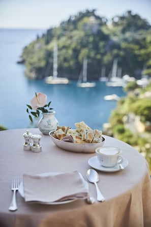 Petit-déjeuner complet compris