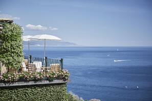 2 restaurants, servant le déjeuner et le dîner; cuisine italienne
