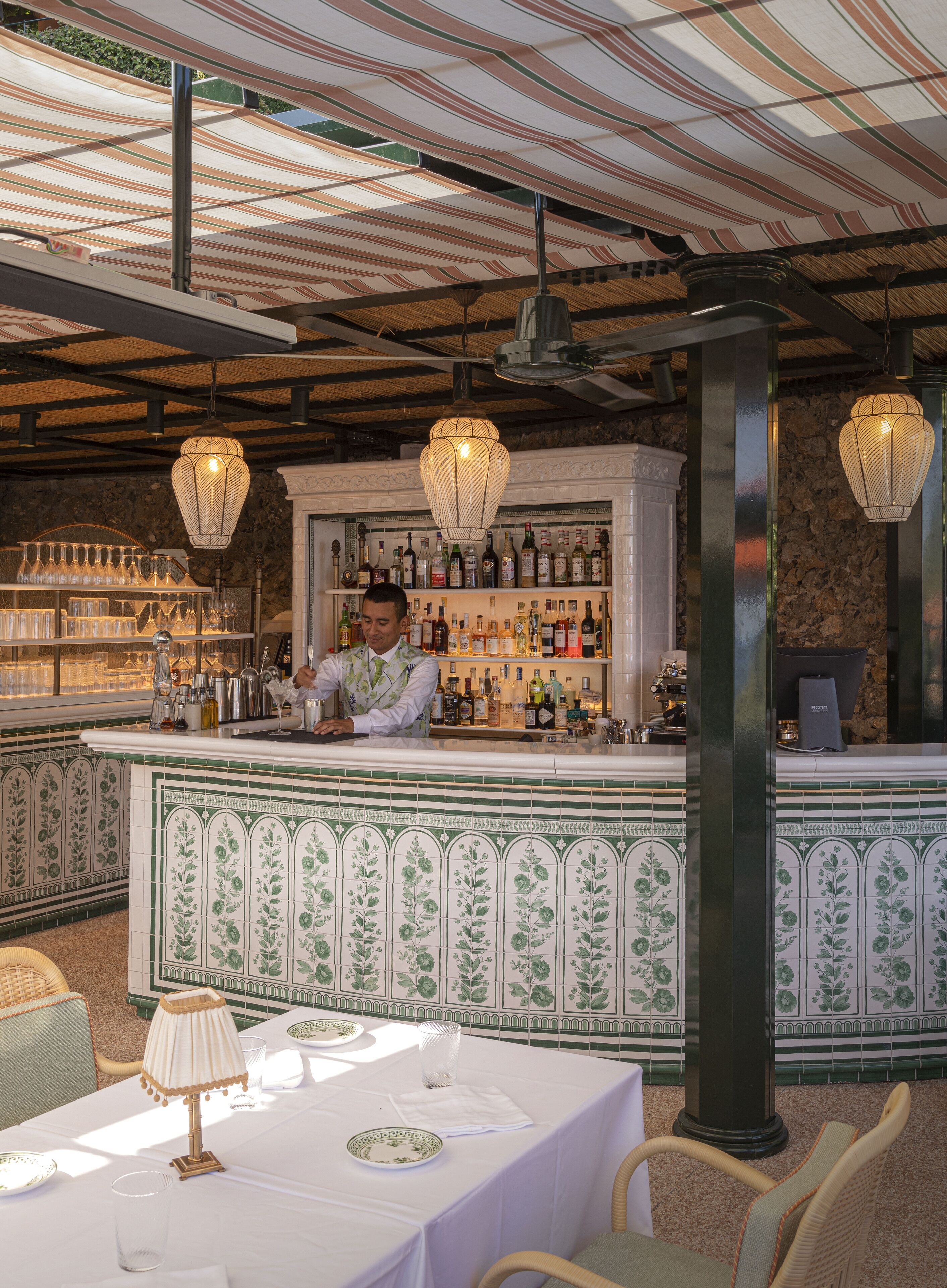 2 restaurants, breakfast, lunch, dinner served; italian cuisine