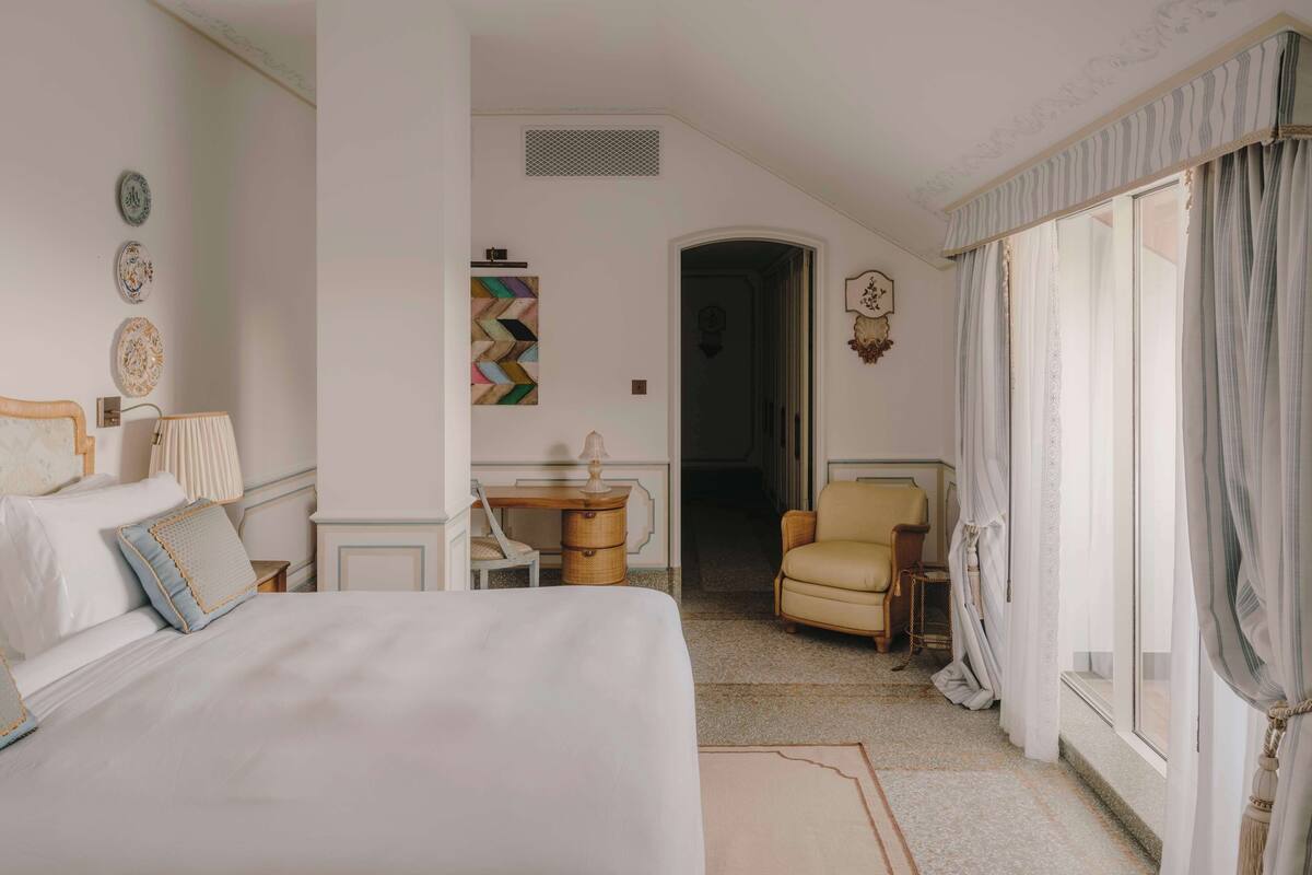 Suite (Portofino) | Hypo-allergenic bedding available, down comforters, minibar