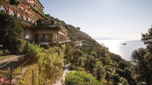 A coastal building with balconies overlooking a sea view. - Splendido, A Belmond Hotel, Portofino (Portofino)