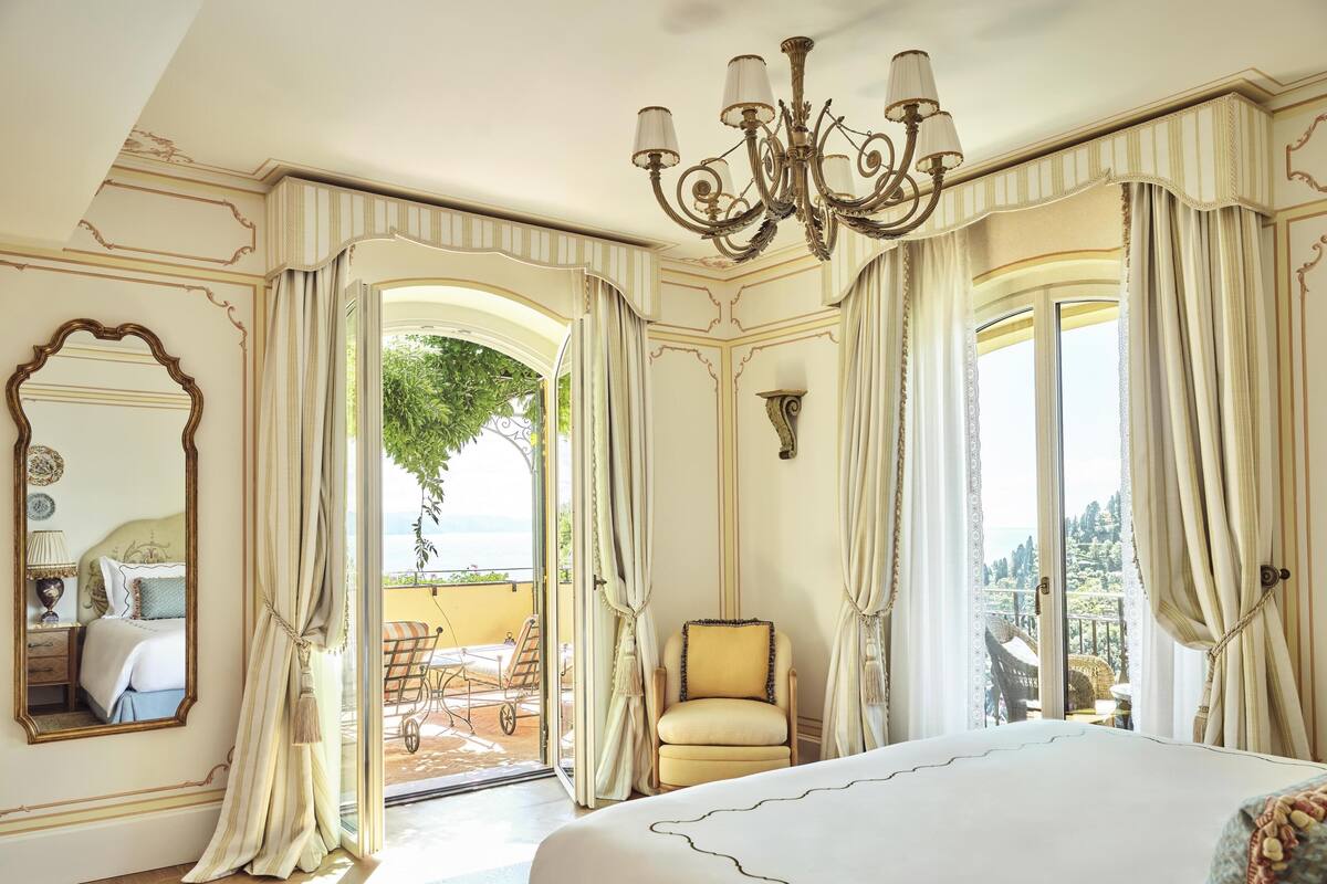 Suite (San Giorgio) | Hypo-allergenic bedding available, down comforters, minibar