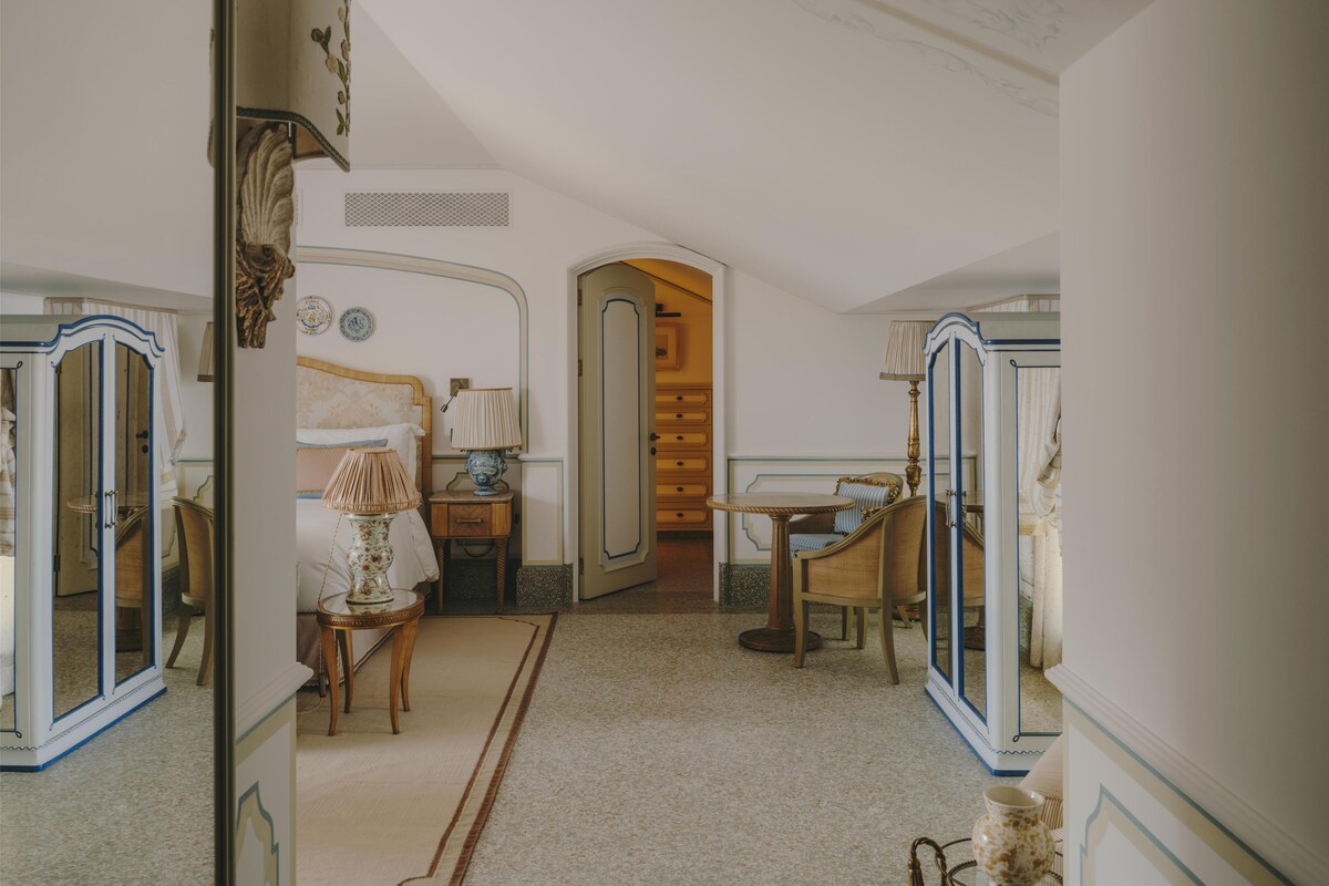 Junior Suite (Glicine) | Hypo-allergenic bedding available, down comforters, minibar