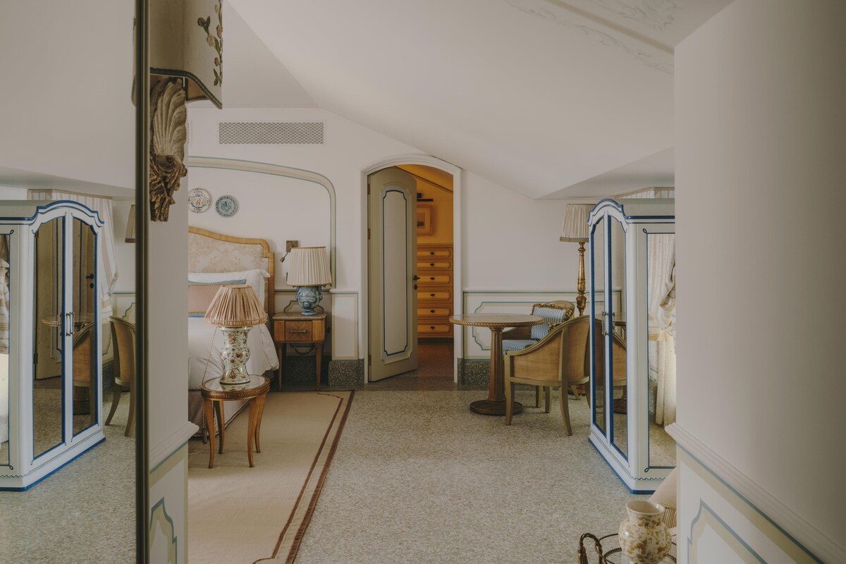 Suite junior (Glicine) | Ropa de cama hipoalergénica, edredón y minibar 