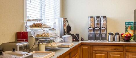 Un bar pour le petit-déjeuner équipé d’un grille-pain, d’une machine à gaufres et d’un espace dédié au café.
