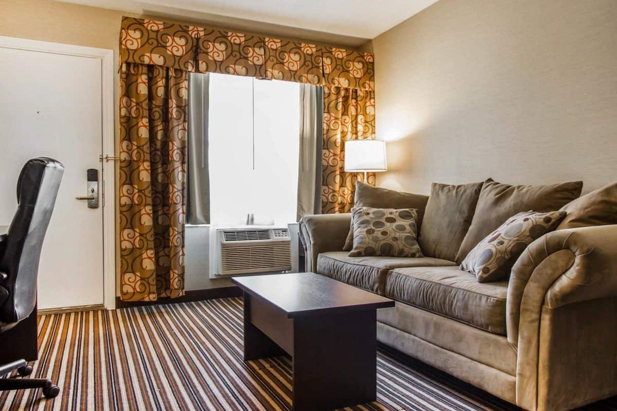 suite, multiple beds, non smoking | premium bedding, desk, iron/ironing board, free wifi