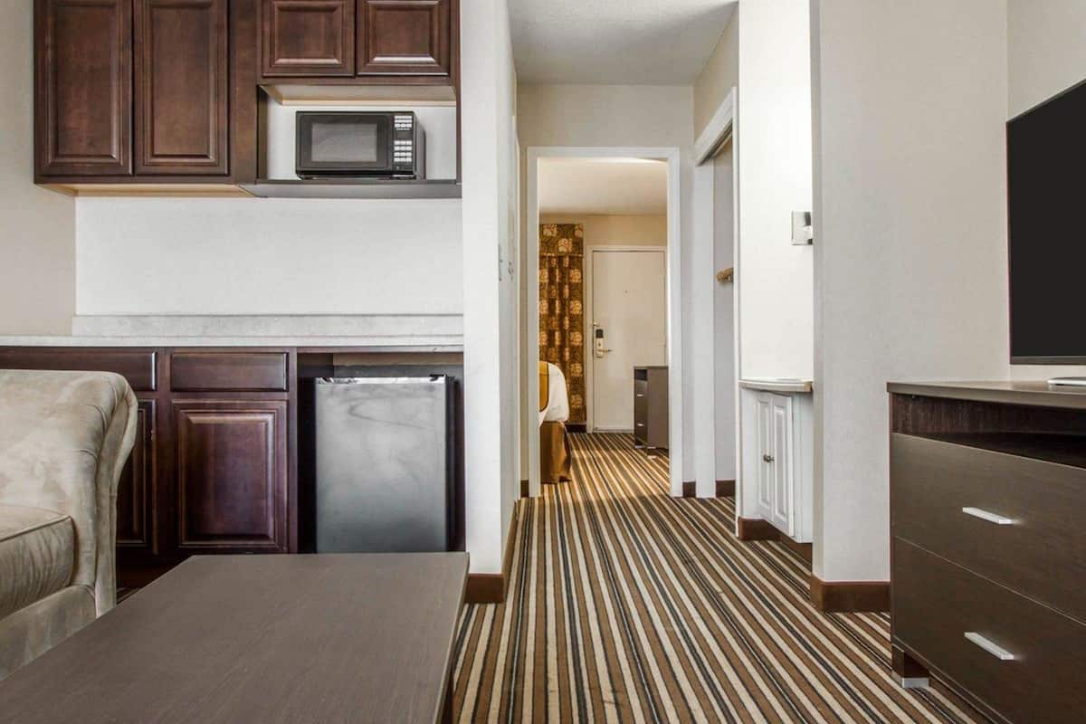 suite, multiple beds, non smoking | premium bedding, desk, iron/ironing board, free wifi