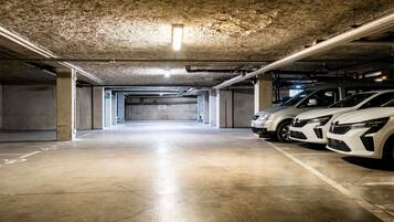 Parking sans voiturier (15 EUR par nuit)