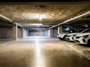 Estacionamiento: 15 por noche