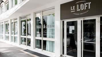 حيث تُقدم وجبات الإفطار، الغداء، العشاء، الأطباق الفرنسية