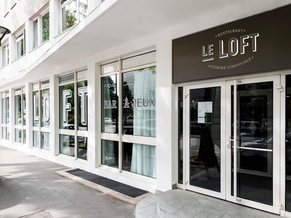 供应早餐、午餐和晚餐，法国菜