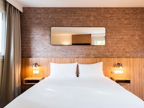 高档床上用品、办公桌、隔音、熨斗/熨板