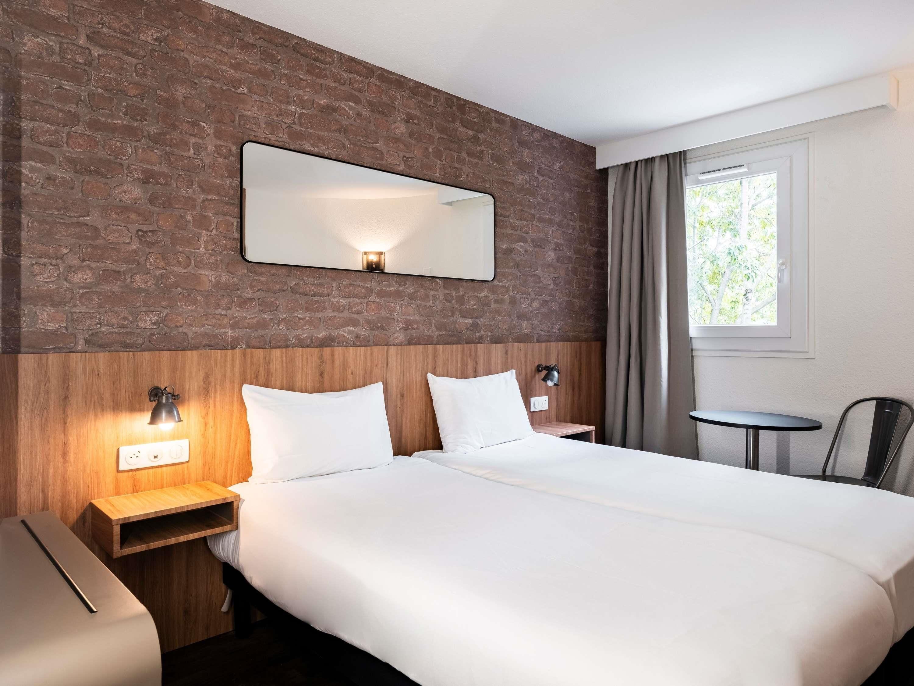 Tomannsrom – standard, 2 enkeltsenger | Sengetøy av topp kvalitet, skrivebord, lydisolert og strykejern/-brett