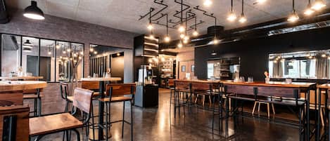 Serveert ontbijt, lunch, diner, Franse gerechten