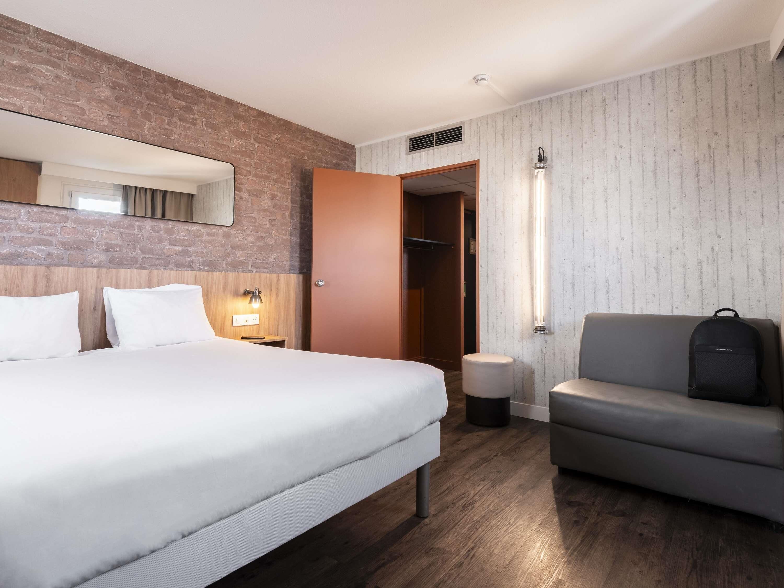 Habitació estàndard, 1 llit doble i sofà llit | Roba de llit d'alta qualitat, escriptori i habitacions insonoritzades 