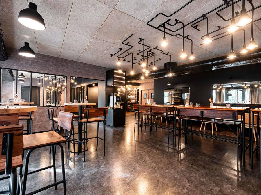 Breakfast, lunch, dinner served; French cuisine