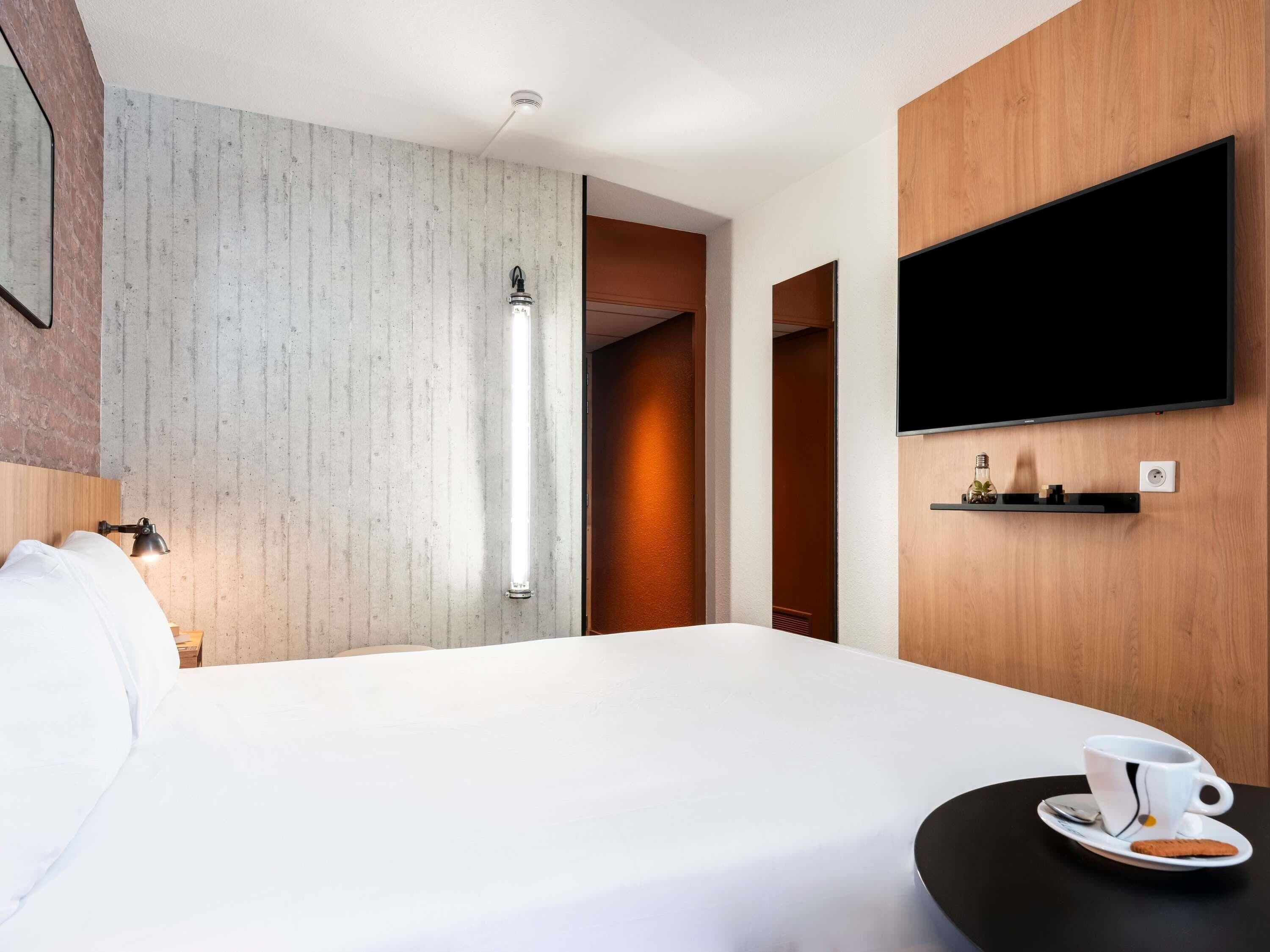 Phòng Tiêu chuẩn, 1 giường đôi | Bộ đồ giường cao cấp, bàn, phòng cách âm 