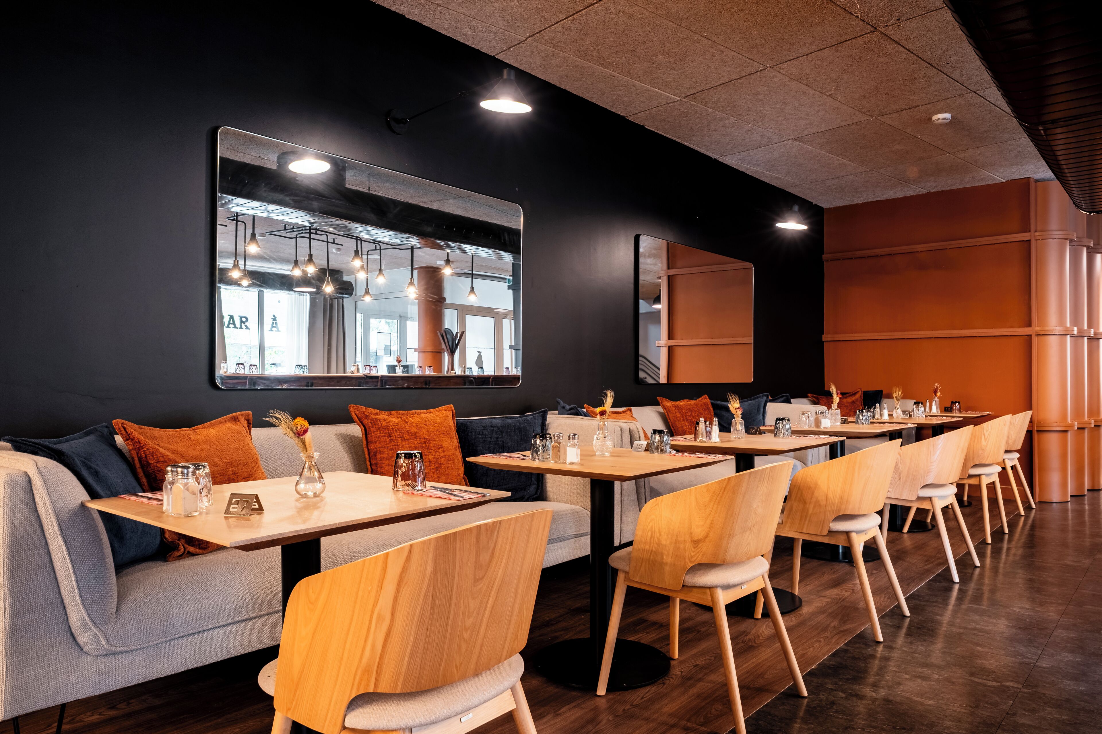 Breakfast, lunch, dinner served; French cuisine 