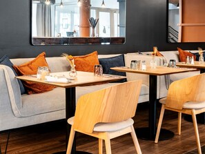 Breakfast, lunch, dinner served; French cuisine  - ibis Styles Lyon Villeurbanne Parc de la Tête d'Or (Villeurbanne)