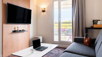 Perhesviitti, 1 parisänky ja vuodesohva | Ylelliset vuodevaatteet, työpöytä, äänieristys, silitysrauta/-lauta