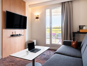 Suite familiar, 1 cama matrimonial y sofá cama | Ropa de cama de alta calidad, escritorio y insonorización 