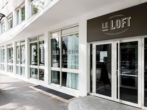 Breakfast, lunch, dinner served; French cuisine  - ibis Styles Lyon Villeurbanne Parc de la Tête d'Or (Villeurbanne)