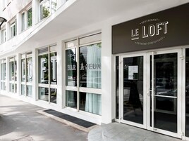 供应早餐、午餐和晚餐，法国菜