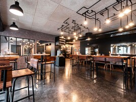 供应早餐、午餐和晚餐，法国菜