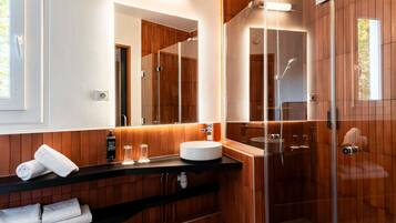 Superior Room, 1 Double Bed, Mobility Accessible | Bathroom | Eco-friendly toiletries, hair dryer, towels, soap