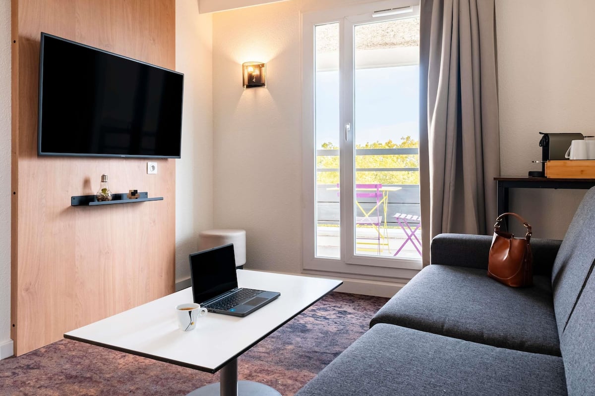 Family Suite, 1 Double Bed with Sofa bed | Premium bedding, desk, soundproofing, iron/ironing board