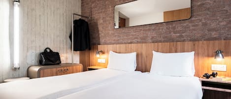 Tomannsrom – standard, 2 enkeltsenger | Sengetøy av topp kvalitet, skrivebord, lydisolert og strykejern/-brett