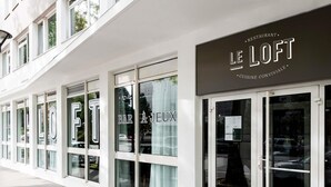 A building facade with large windows and a sign that reads "LE LOFT RESTAURANT CUISINE CONVIVIALE."