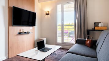 Family Suite, 1 Double Bed with Sofa bed | Premium bedding, desk, soundproofing, iron/ironing board